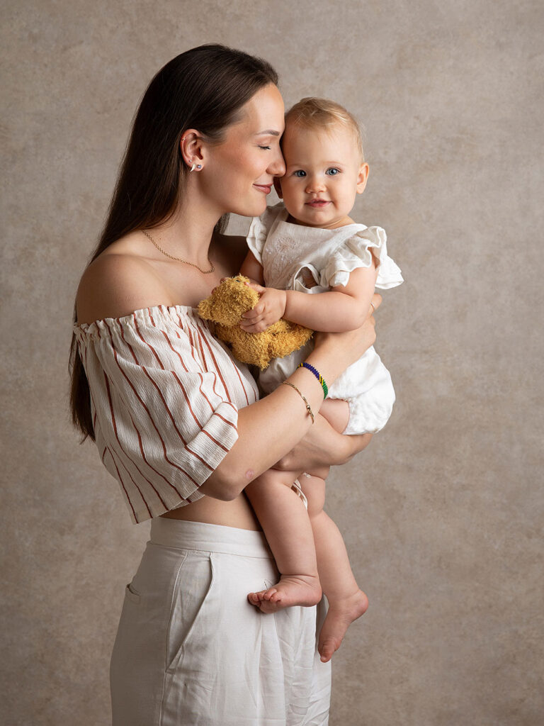 Vacker kontakt mellan fotografen och en mamma och sin dotter, fångat i en fotostudio i Malmö.