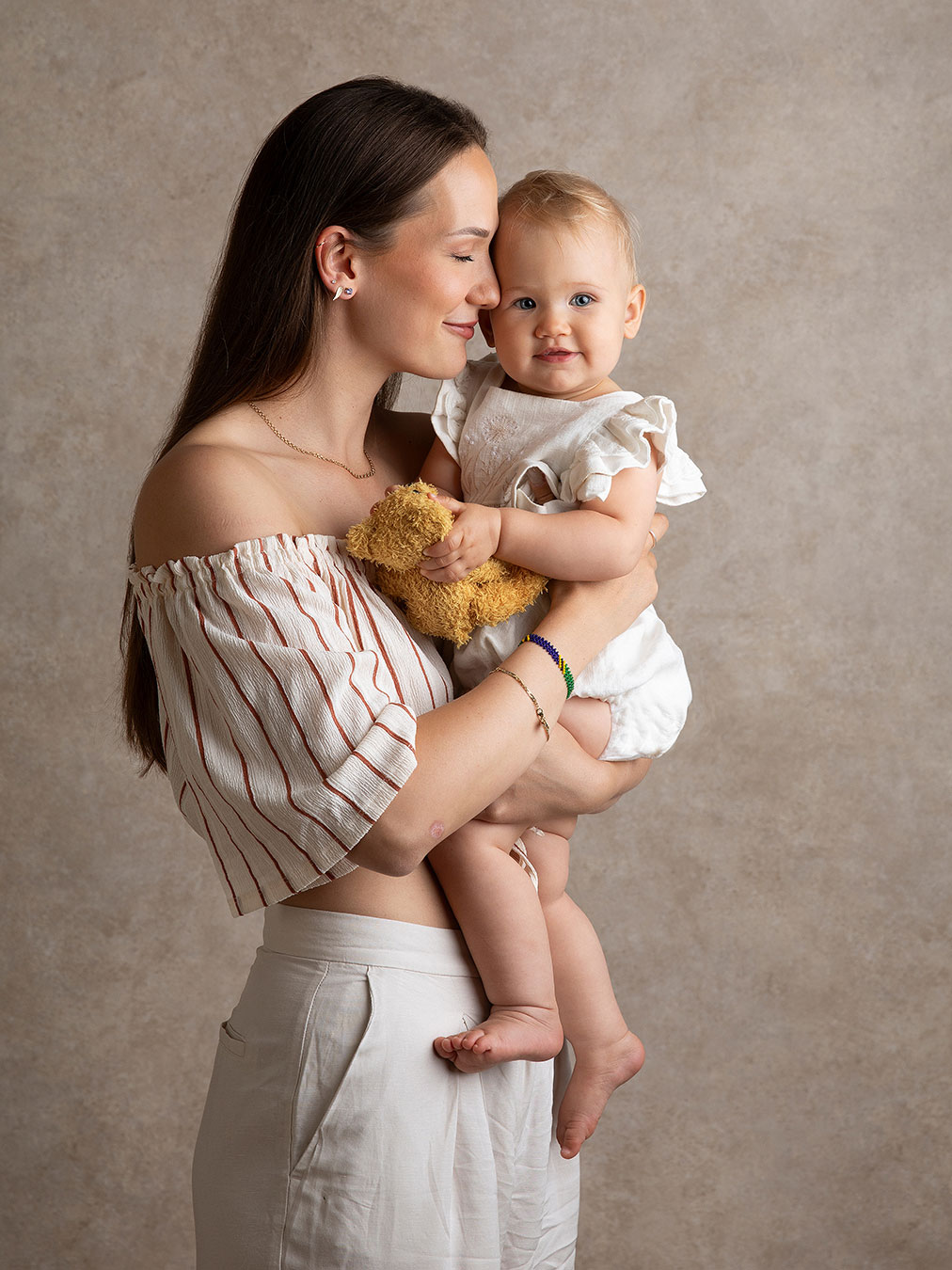 Vacker kontakt mellan fotografen och en mamma och sin dotter, fångat i en fotostudio i Malmö.