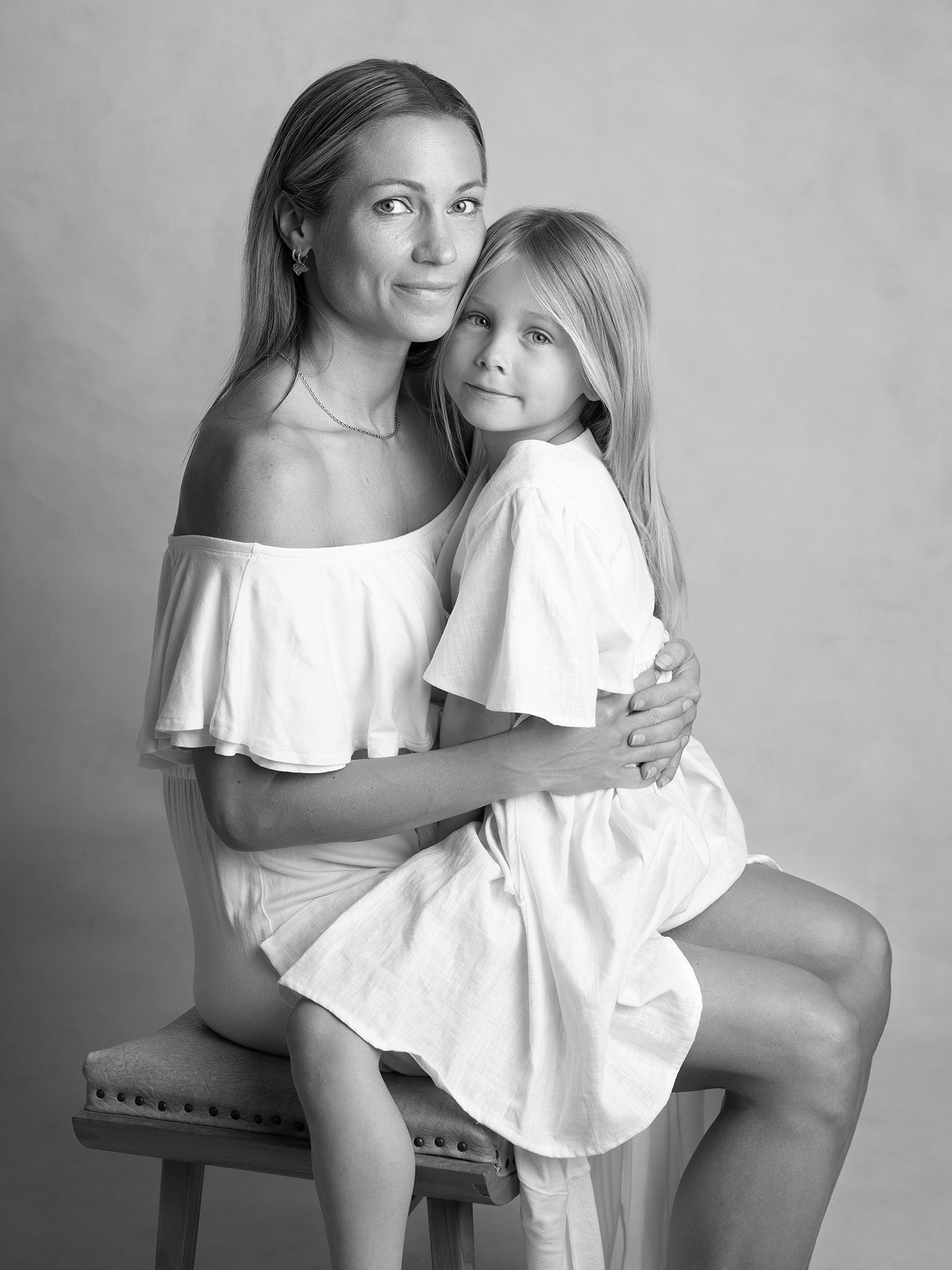 Svartvit fotografi på mamma med sin dotter i studion i Malmö hos Anna Arvidsson.