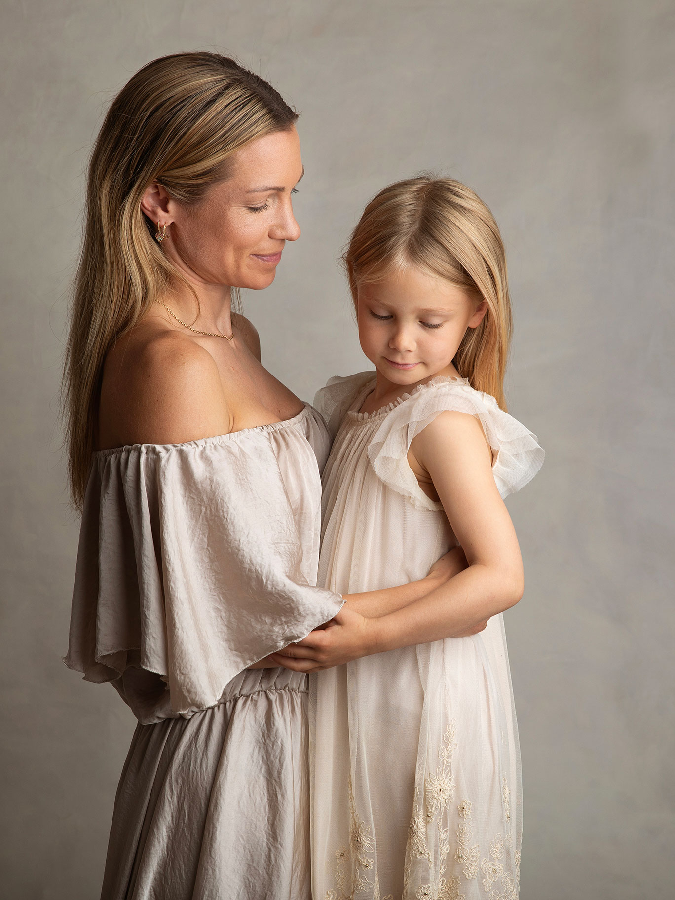 Mamma med sin dotter i studion i Malmö hos Anna Arvidsson.