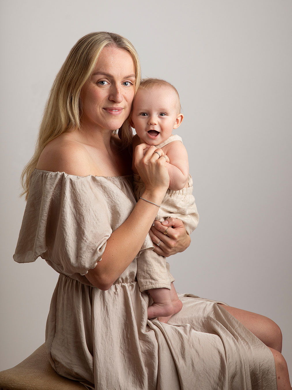 Mamma kramar sin lilla pojke hos fotografen Anna Arvidsson.