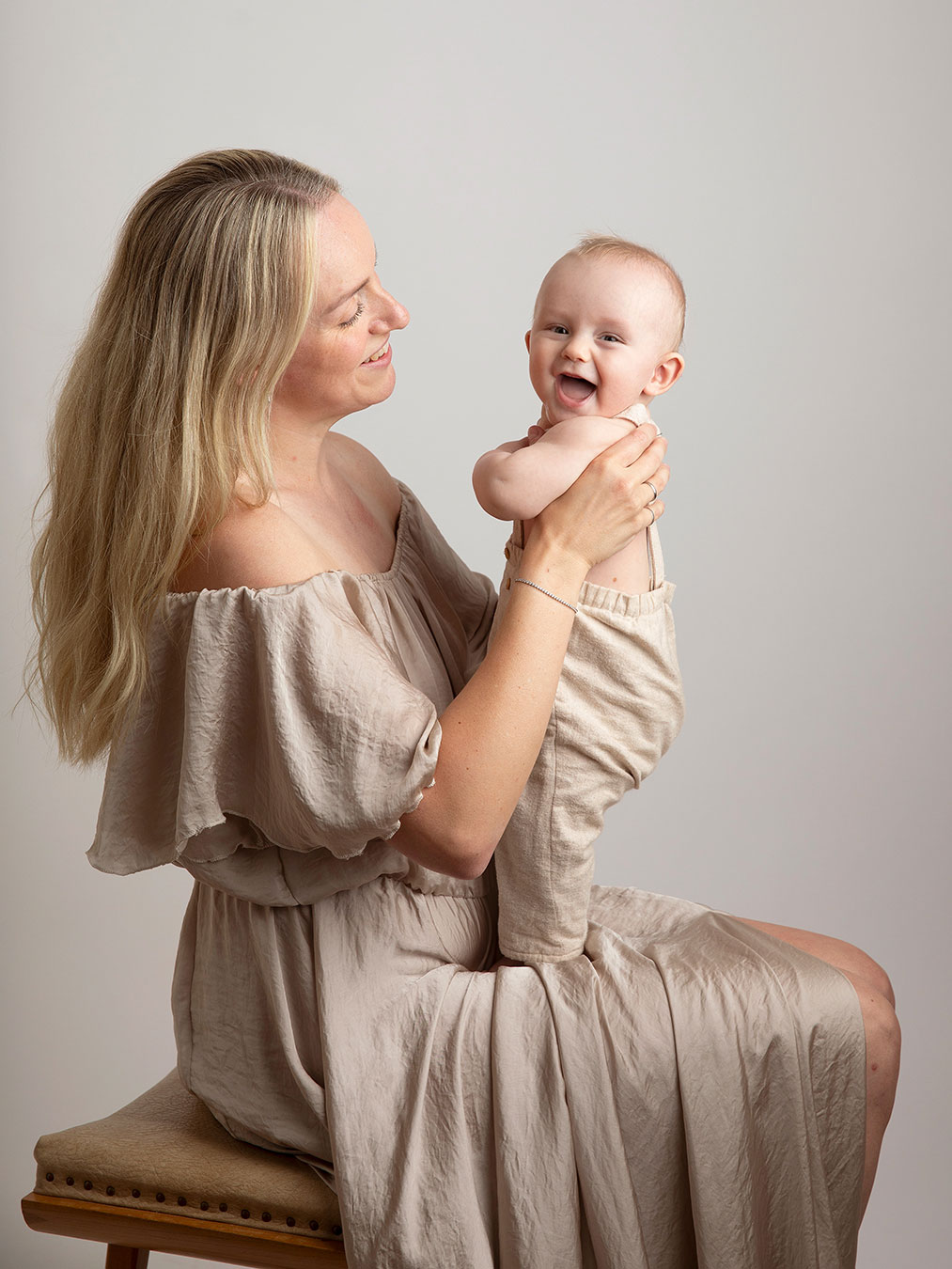 Mamma och son fotografering i studion hos Anna Arvidsson i Malmö.