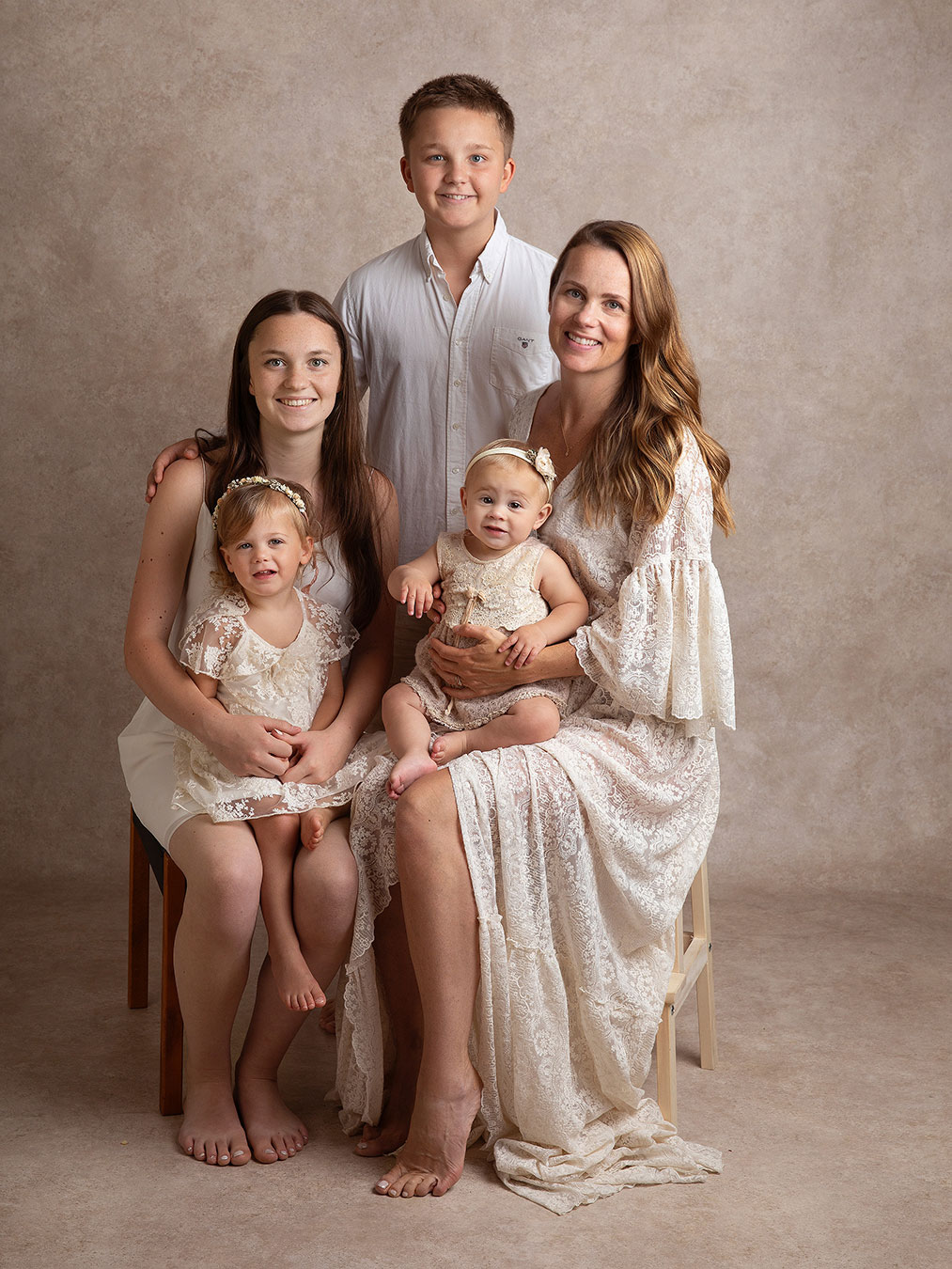Familj blir fotograferad hos Anna Arvidsson i Skåne.