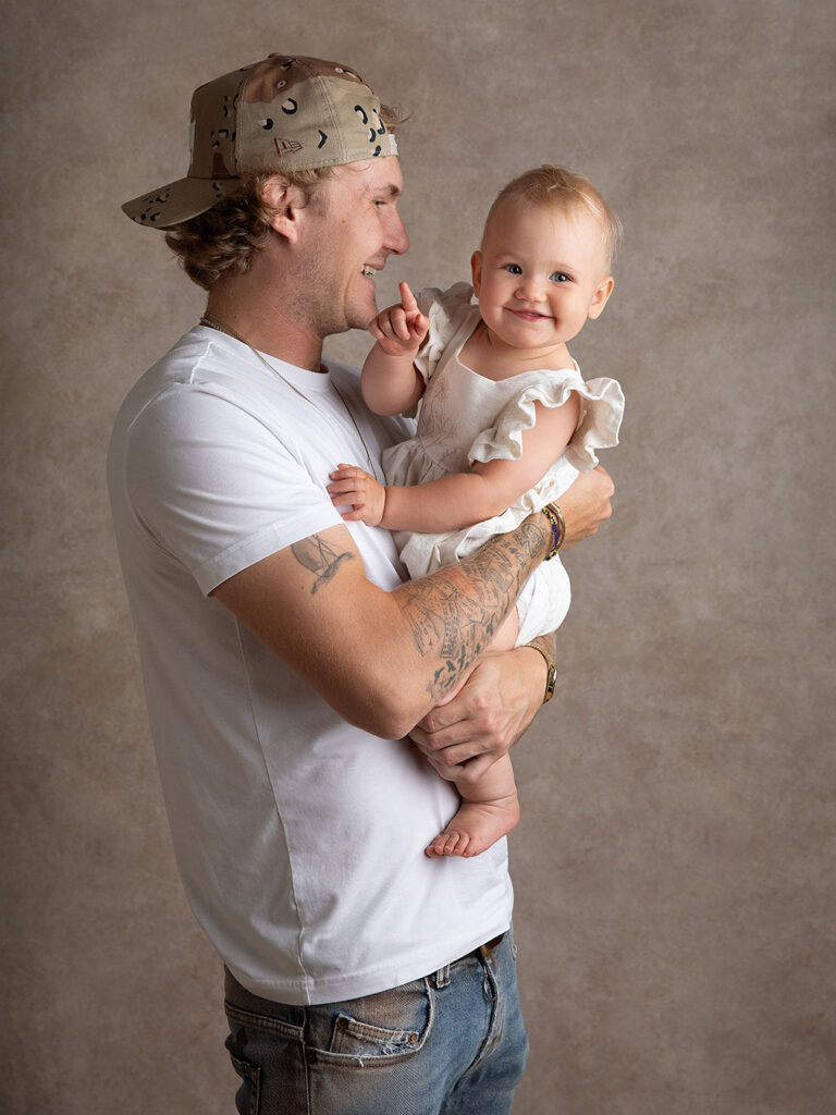 Pappa busar med sin baby hos fotografen Anna Arvidsson i Malmö.