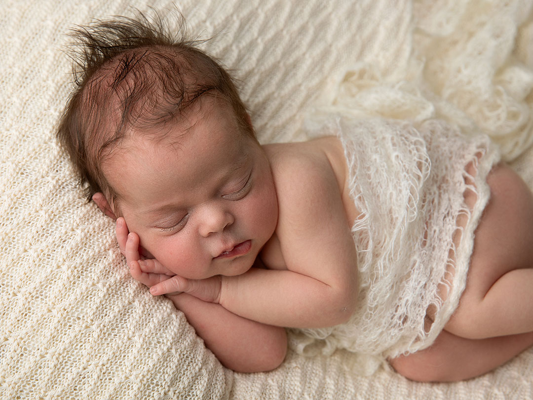 Nyfödd baby på filt fotograferad av fotografen Anna Arvidsson i Malmö.